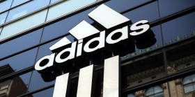 Adidas ожидает в этом году снижение, акции на премаркете упали на 10%