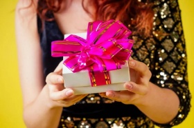 Около 13% россиян передаривают новогодние подарки от коллег 