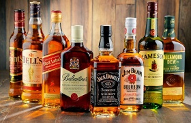 Российские импортеры в 2023 году наладили поставки виски Johnnie Walker и Jim Beam