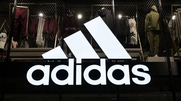 Adidas и Reebok станут продавать товары в России через дистрибьютора Adidas и Reebok станут продавать товары в России через дистрибьютора