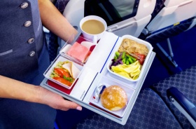 Готовая еда от «Перекрёстка» появилась на рейсах авиакомпании «Россия»