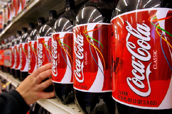 В московских магазинах появились напитки, имитирующие Coca-Cola В московских магазинах появились напитки, имитирующие Coca-Cola