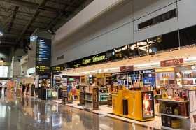 Аэропорт Пулково просит разрешить продажу в магазинах внутренних рейсов алкоголя и табака