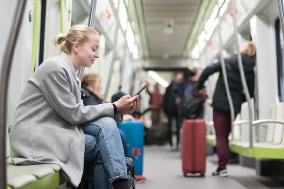 Молодые люди чаще девушек посещают маркетплейсы во время поездки в метро