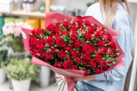 Красные розы и синие орхидеи — самые популярные цветы у россиян
