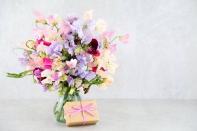 Цветы и украшения – самые популярные подарки на 8 марта