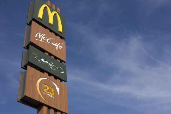 Впервые за 14 лет McDonald's повысил цену на чизбургер из-за инфляции Впервые за 14 лет McDonald's повысил цену на чизбургер из-за инфляции