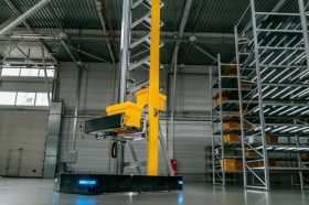 Новый складской робот Яндекс Маркета будет собирать заказы вместе с сотрудниками